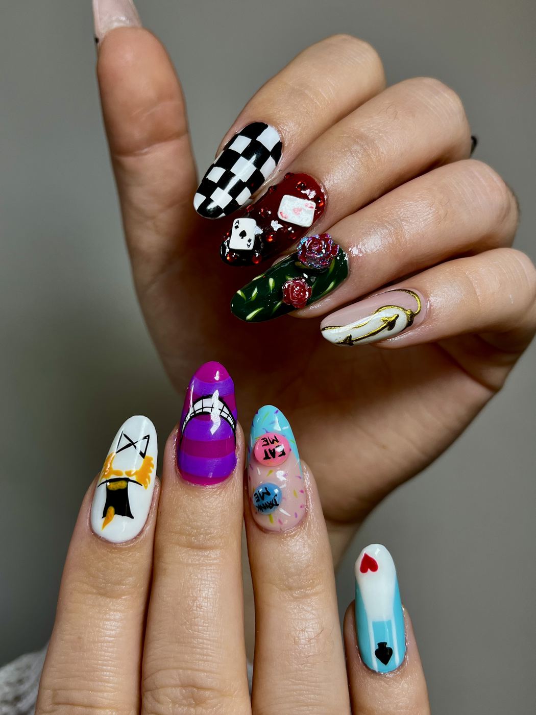 Nail art thème Alice au pays des merveilles, dessiné à la main