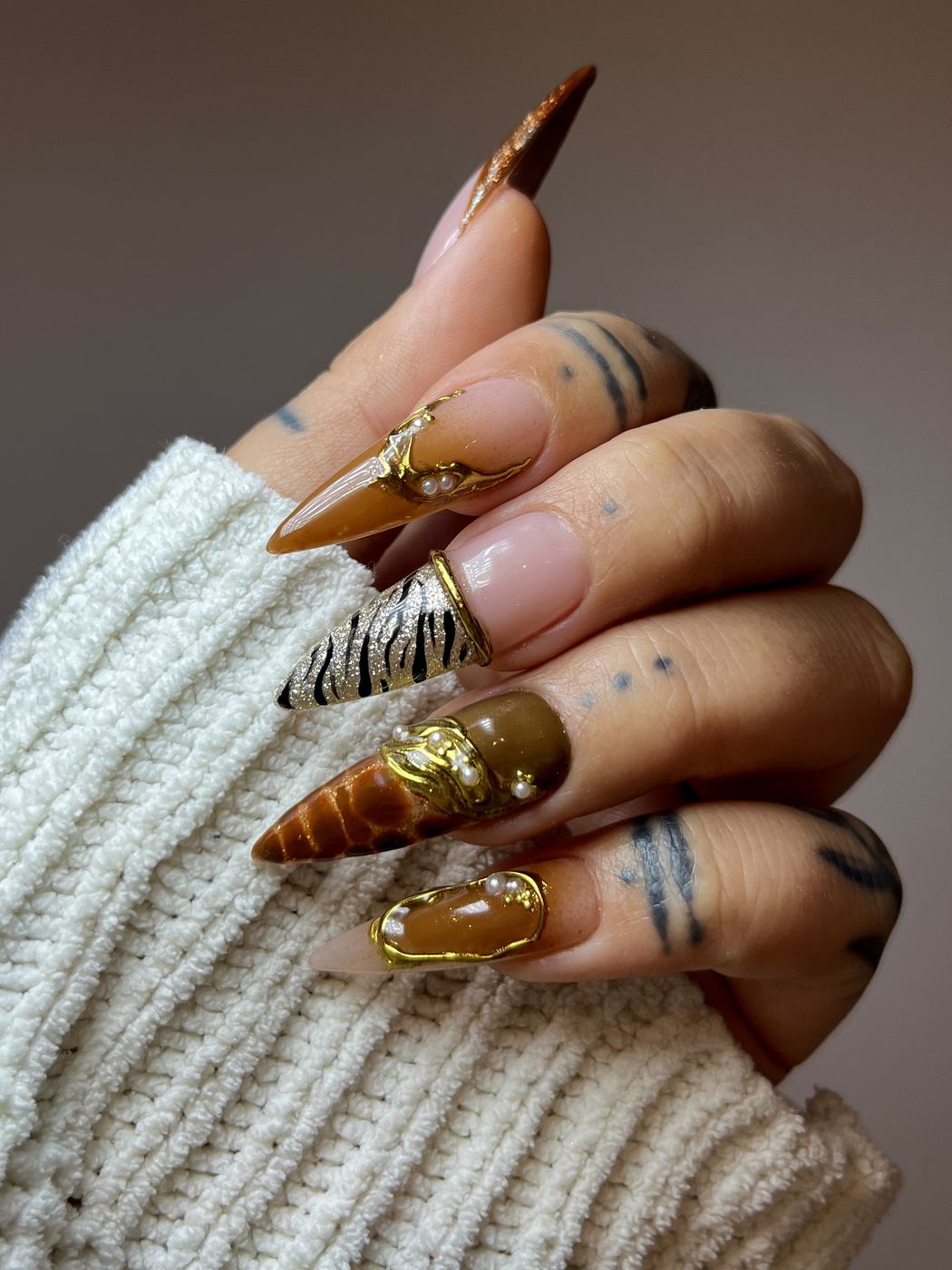 Nail art ambre et doré, reliefs dorés et perles