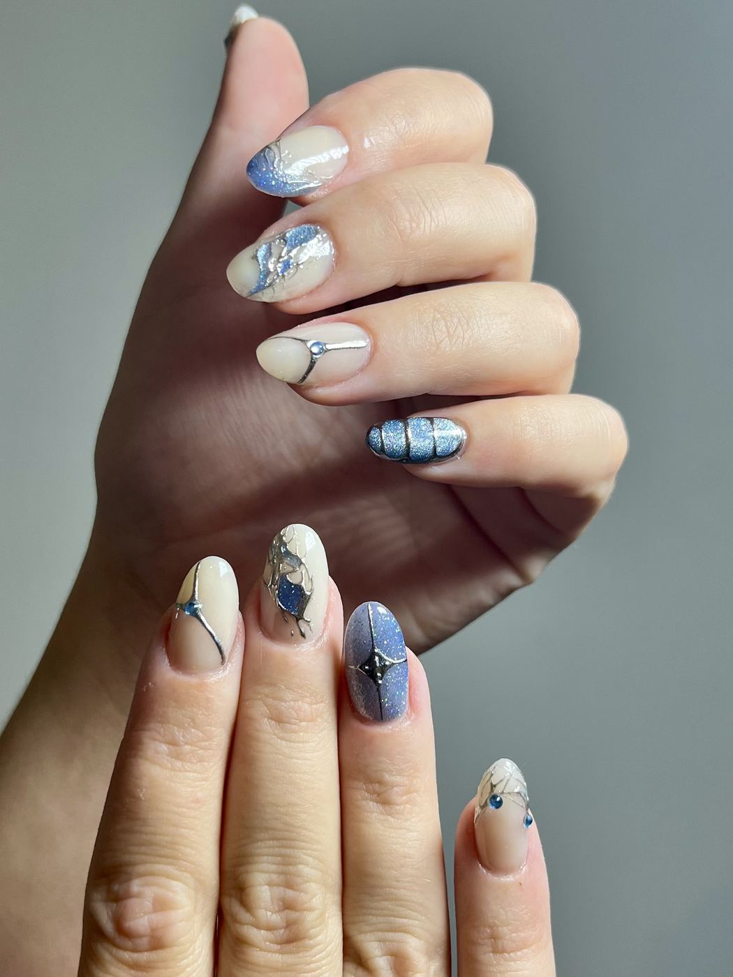 Nail art nude laiteux et chrome argenté liquide