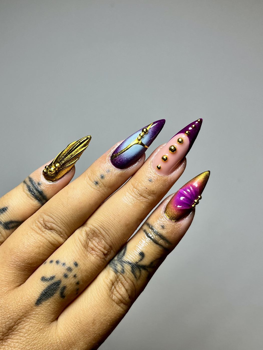 Nail art doré et violet, libellule dorée en relief