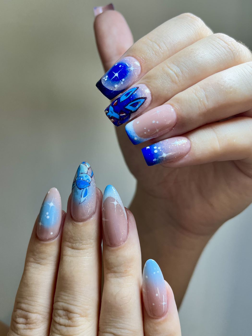 Nail art ciel étoilé bleu et personnage peint à la main