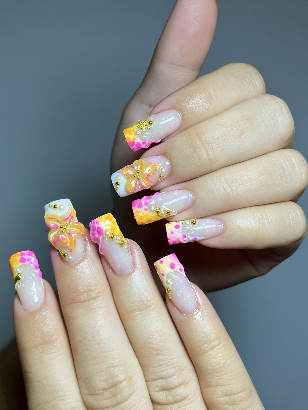 Fleurs en relief rose et orange, perles et dorures