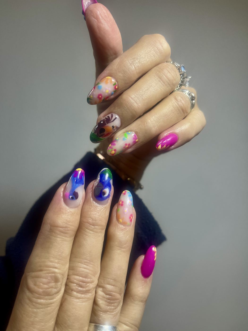 Nail art fleuri multicolore peint à la main