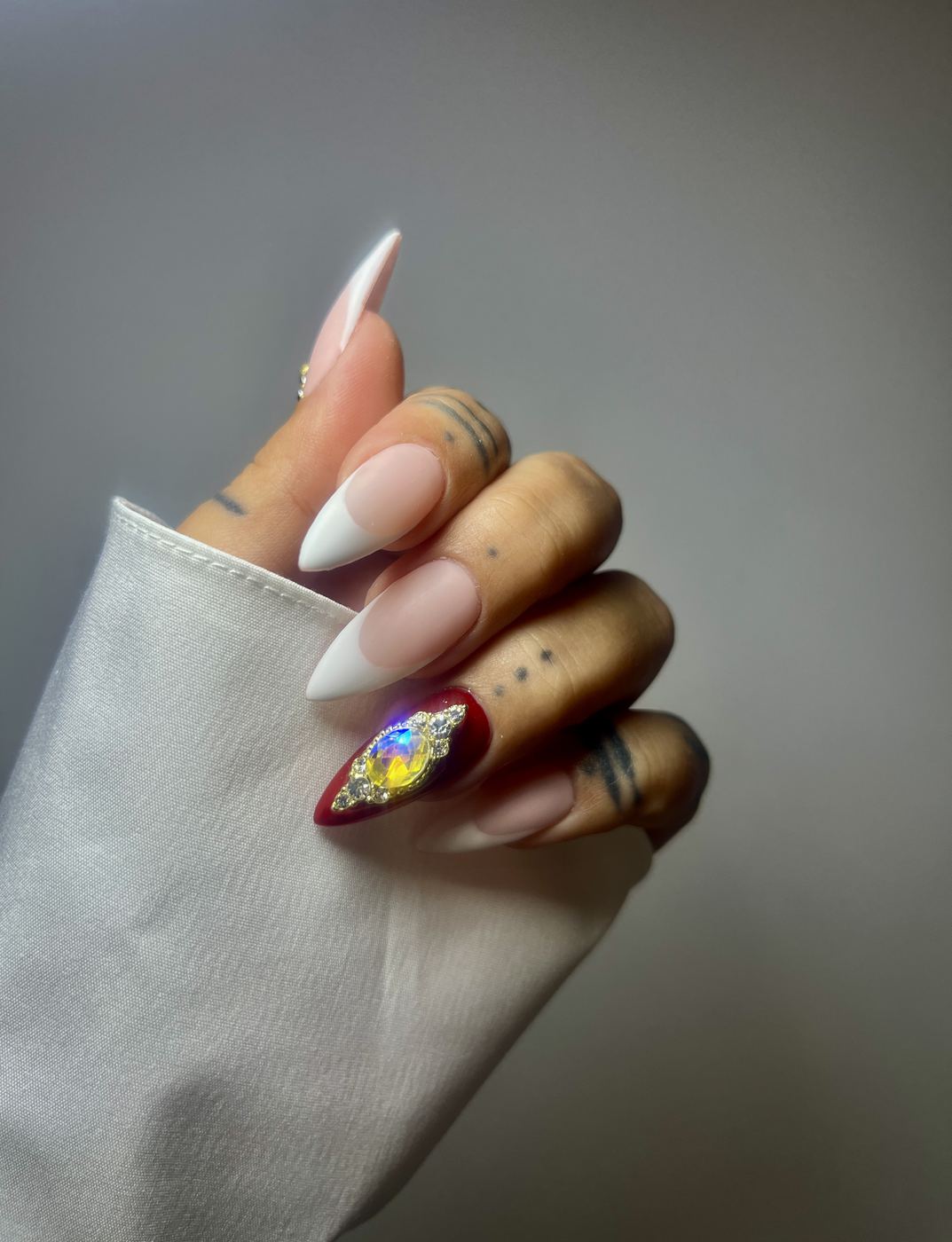 French blanche et ongle rouge orné d'un strass central