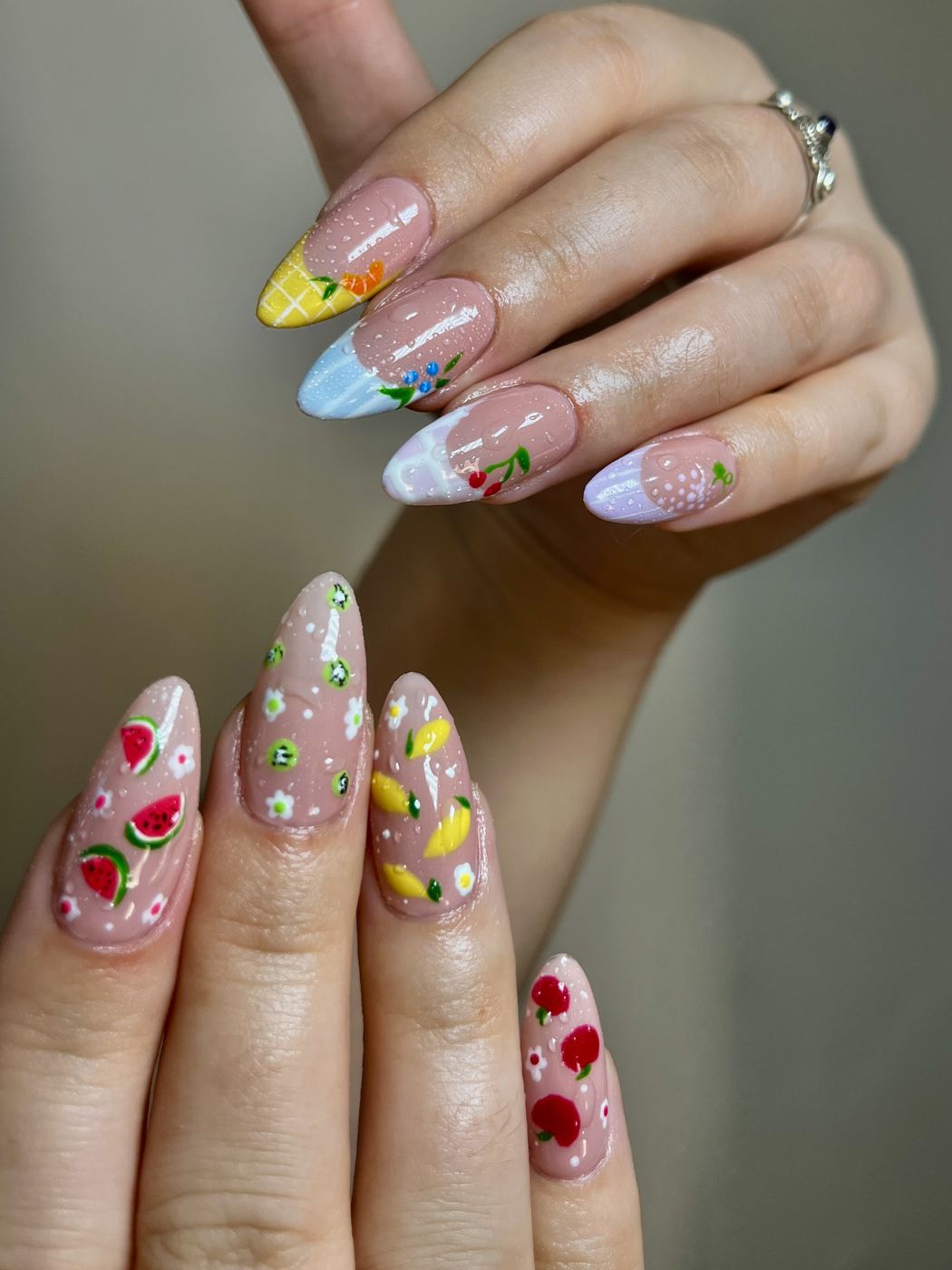 Nail art fruits pastel : pastèque, kiwi, banane, cerise