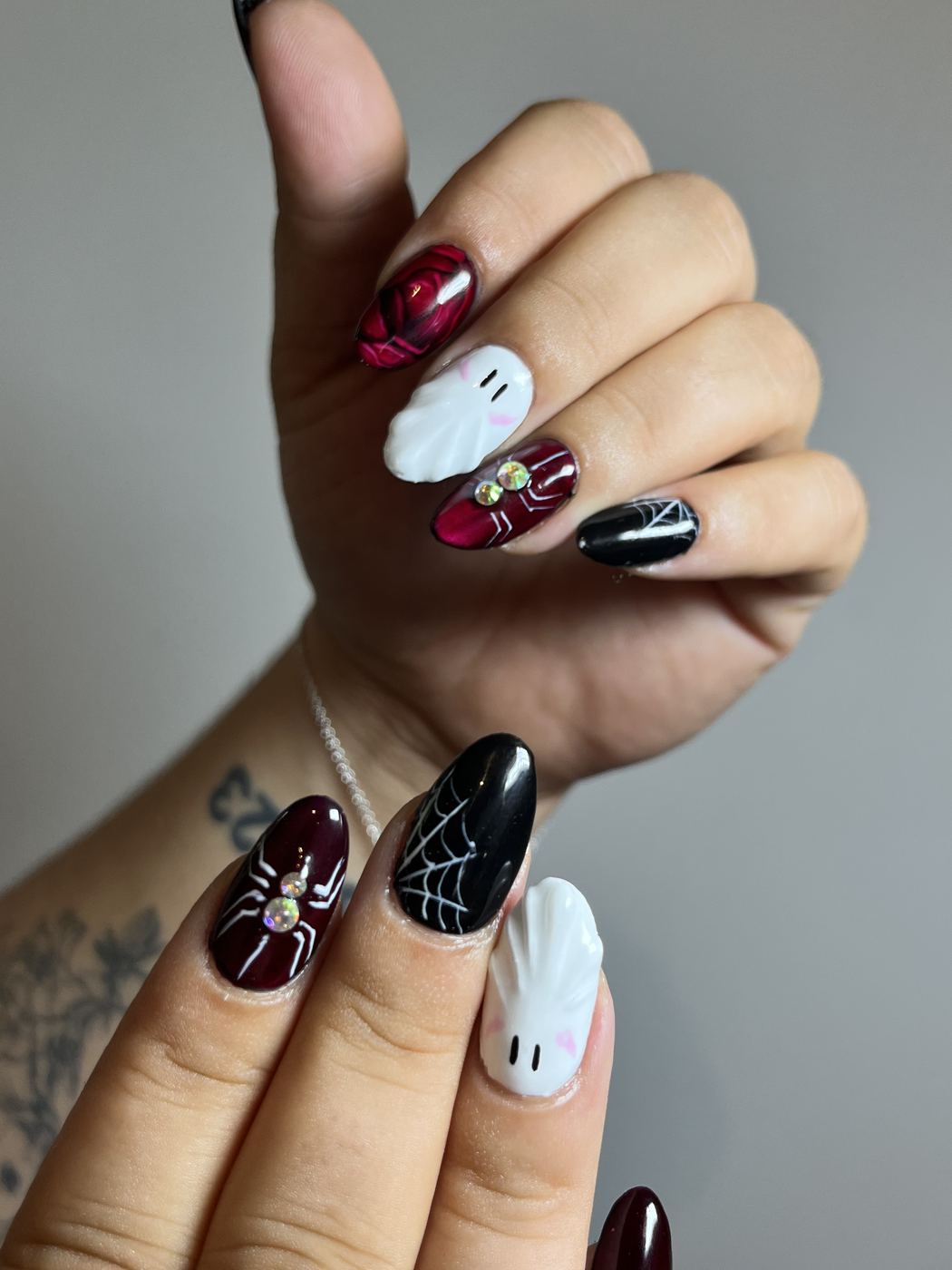Nail art Halloween : fantômes, toiles d'araignée et roses peintes à la main