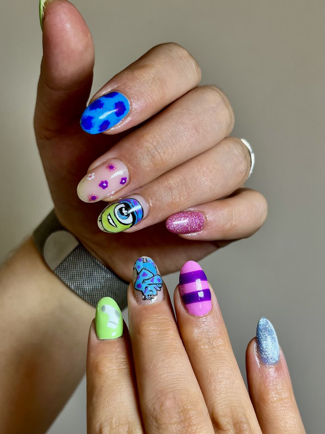 Nail art personnages de dessin animé peints à la main