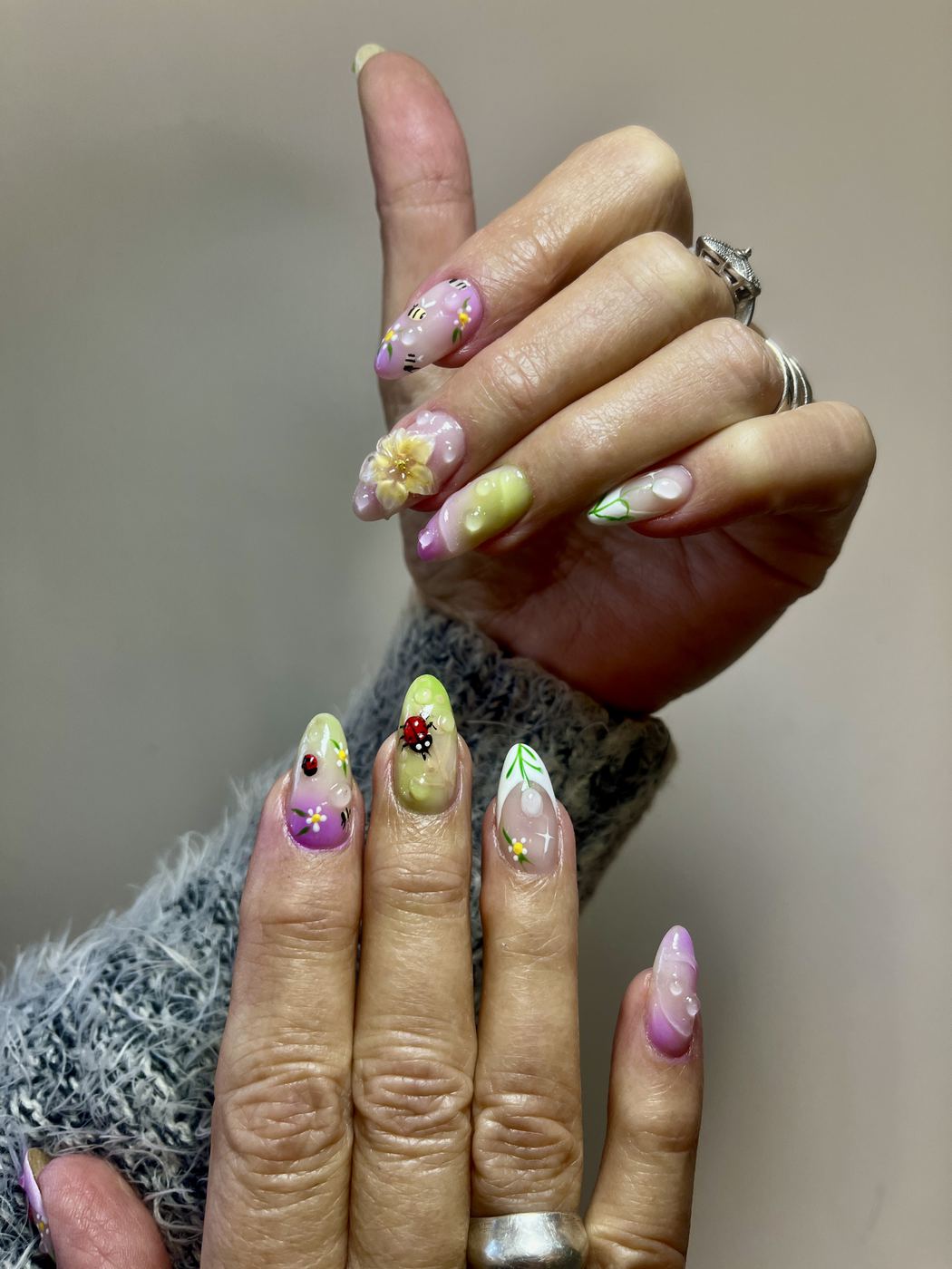 Nail art printemps : coccinelles, abeille et marguerites