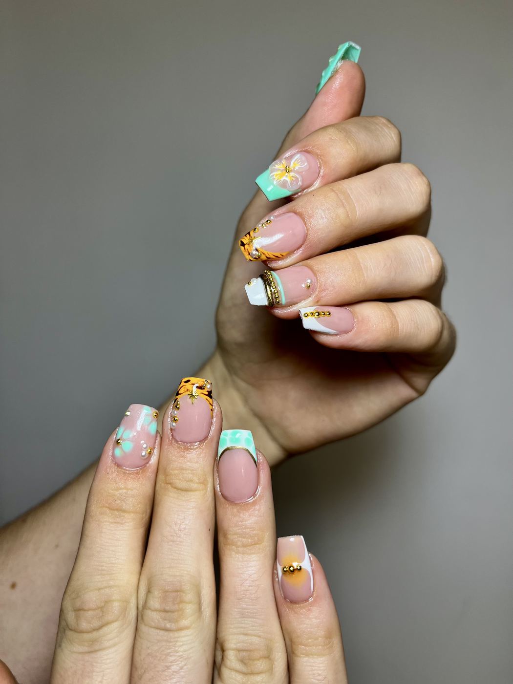 Nail art tropical : hibiscus, imprimé tigre et vert menthe