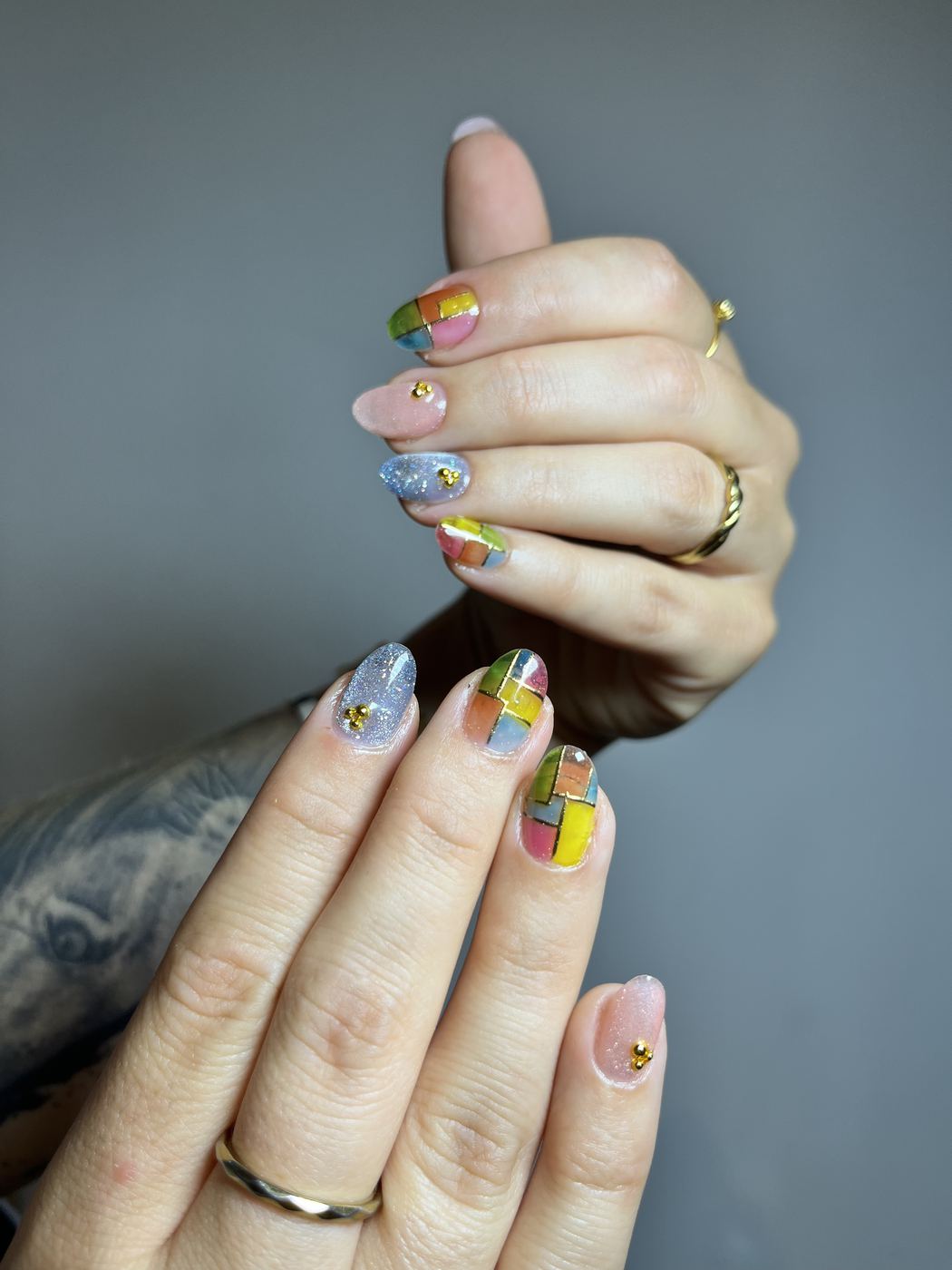 Nail art façon vitrail, cloisons dorées et paillettes